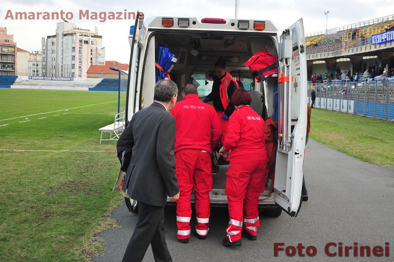 l'arbitro Capraro portato via con l'ambulanza dallo stadio di Savona